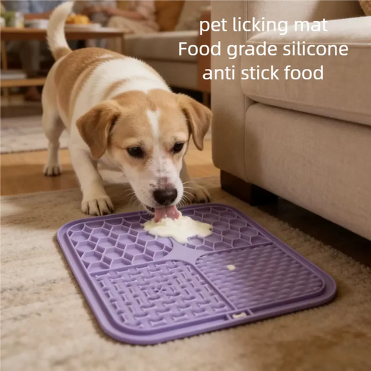 Chien léchant de la pâtée sur un tapis de léchage violet posé au sol