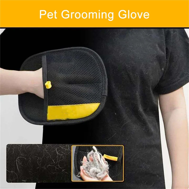 Gant ramasse-poils sur un t-shirt noir couvert de poils
