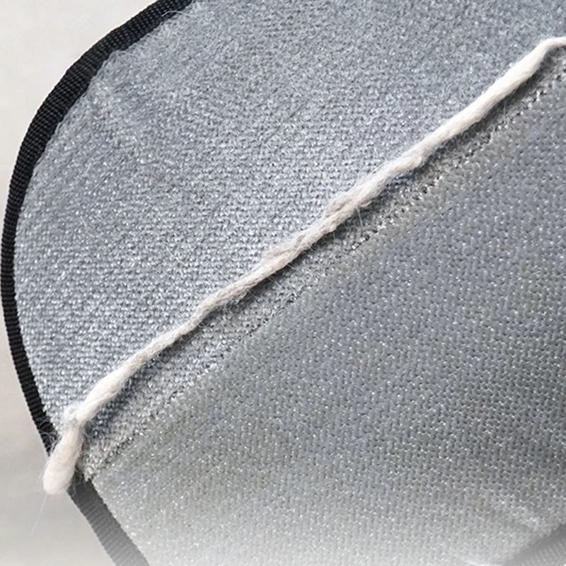 Gros plan sur le tissu gris qui regroupe les poils